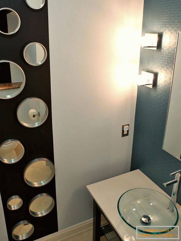Маленька ванна кімната з дзеркалами