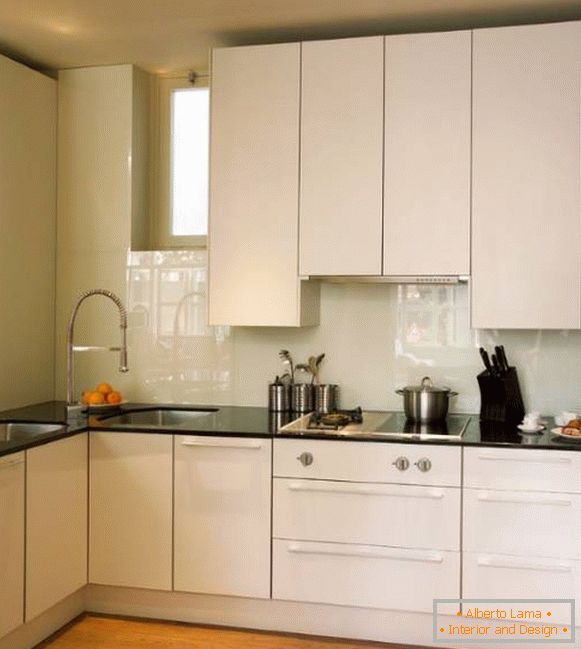 Сучасний дизайн маленької кухні в білому кольорі