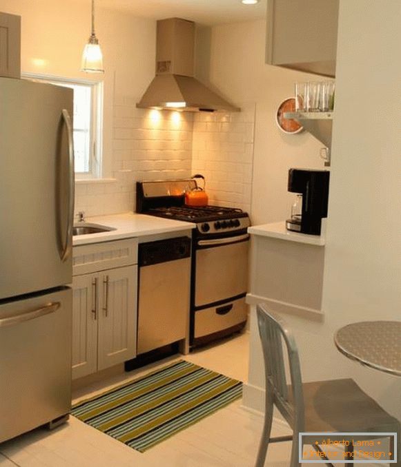 Сучасний дизайн маленької кухні з холодильником на фото