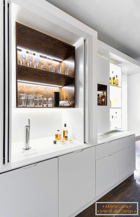 Біла кухонні меблі для маленької квартири