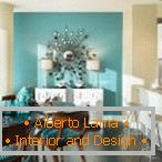 Бірюзовий колір на стіні і меблів - яскраве рішення для кухні в світлих тонах