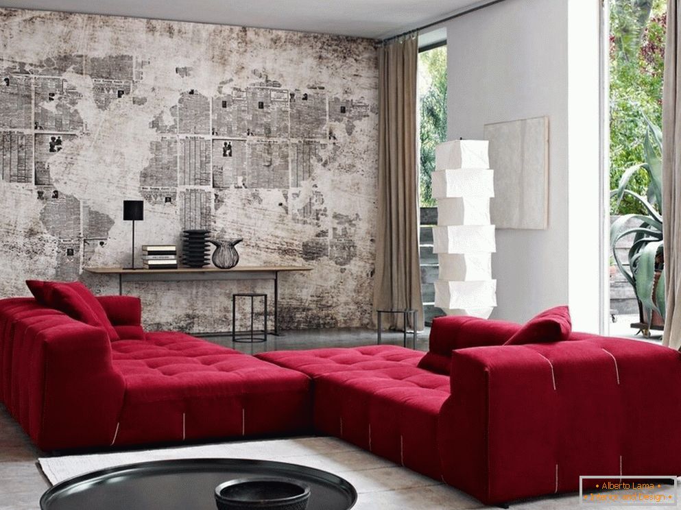 Червоний диван в вітальні