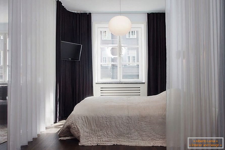 Ліжко з шторою в однокімнатній квартирі 36 кв м