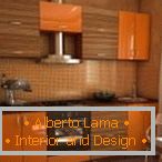 Дерев'яна помаранчева меблі на кухні