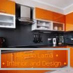 Однотонний чорний фартух на помаранчевої кухні