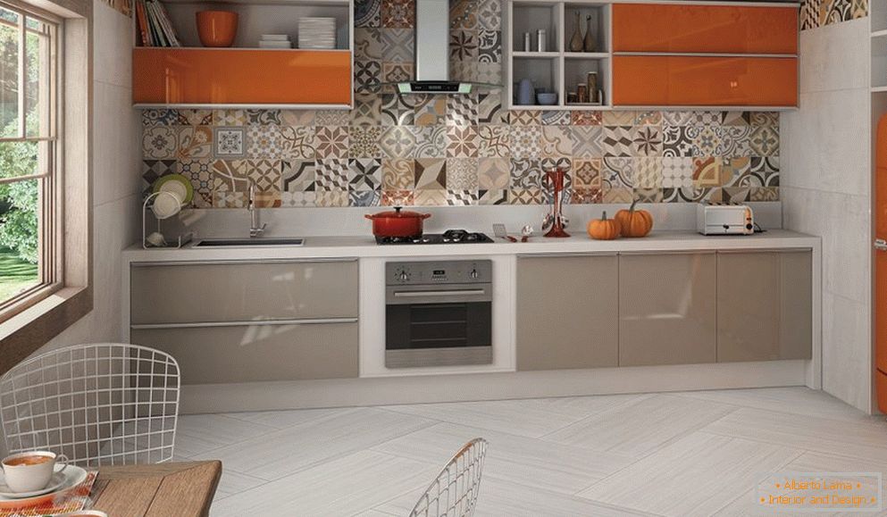 Сіро-помаранчева меблі в світлому інтер'єрі кухні