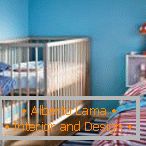 Декор спальні з дитячим ліжечком в синіх тонах