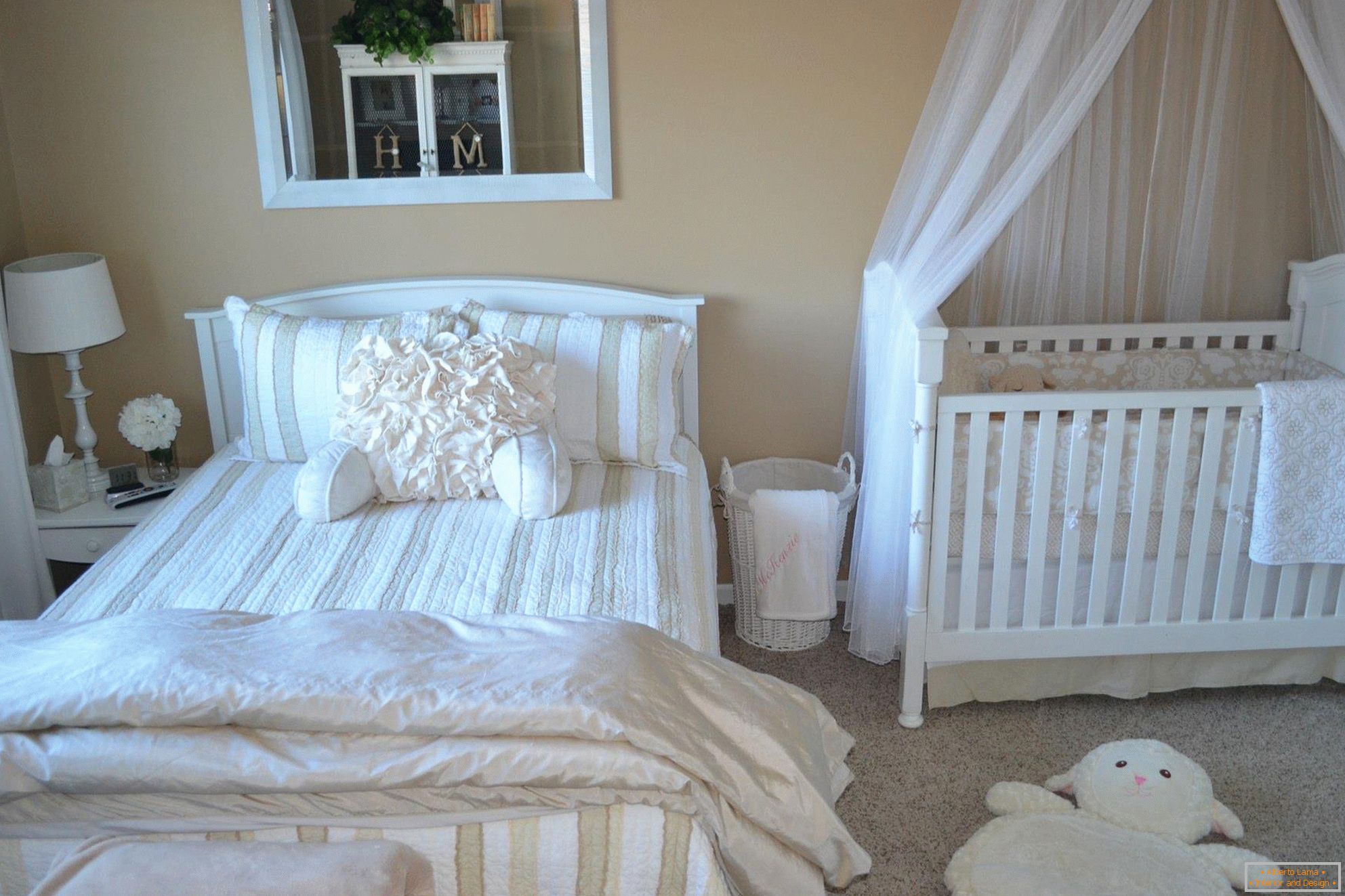 Пісочні стіни і білі меблі в спальні