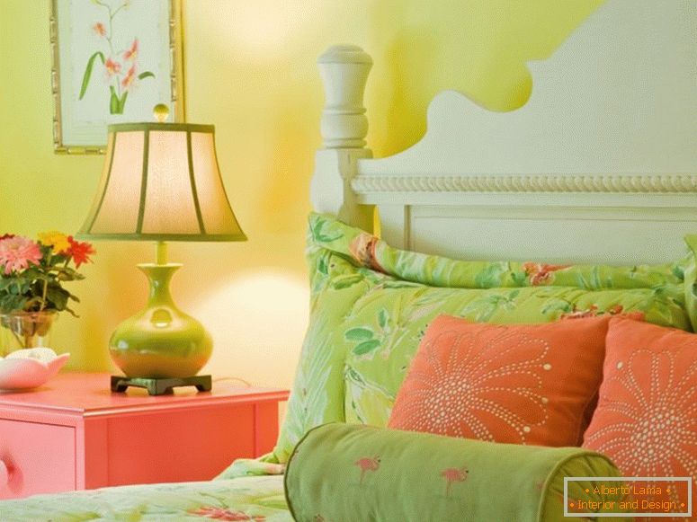 Поєднання зеленого з іншими квітами в інтер'єрі спальні