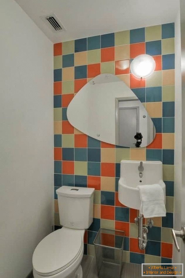 Маленький туалет з яскравою плиткою і пофарбованими стінами