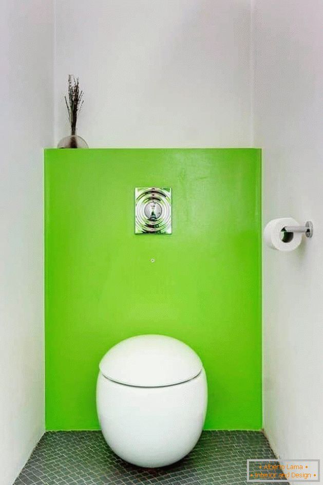Маленький туалет в білому кольорі з унітазом незвичайної форми