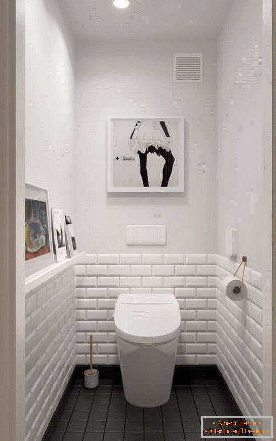 Маленький туалет в білому кольорі з темним підлогою