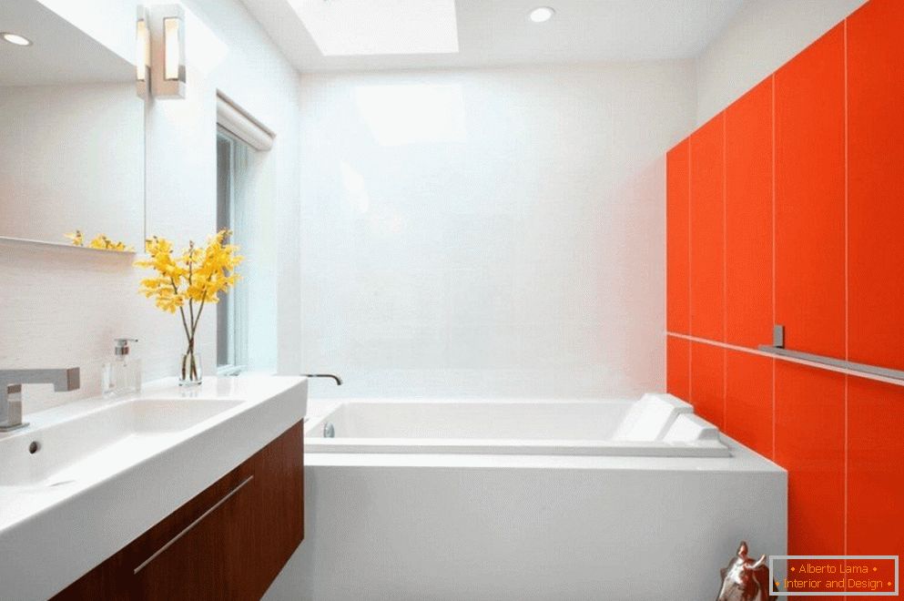 Оранжево-білий інтер'єр ванної
