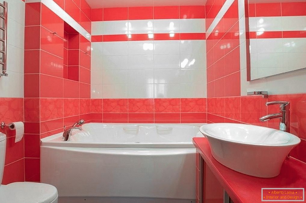 Біло-червона плитка у ванній