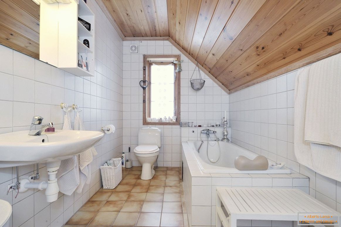 Ванна кімната на мансарді в приватному будинку