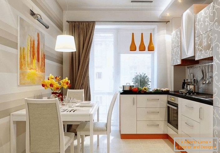Стильний дизайн для інтер'єру кухні 12 квадратних метрів. Акценти оранжевого роблять приміщення більш теплим.