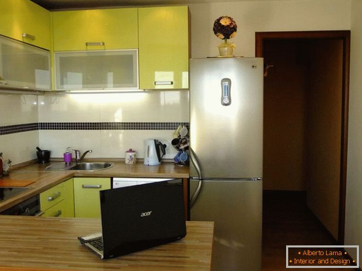Стильна кухня площею 12 квадратних метрів ніжного оливкового кольору. Кухонний простір організована практично і функціонально.