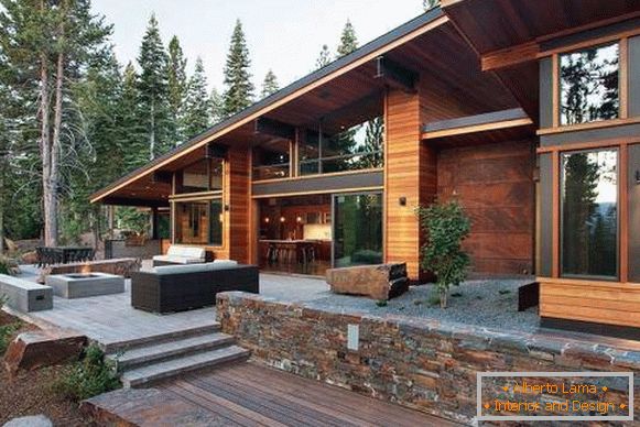 Хайтек будинок з сіп панелей з дерев'яним оздобленням та металом