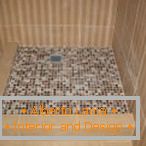 Мозаїка на підлозі в душовій кабіні