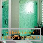 Скляні двері зеленого кольору в душовій