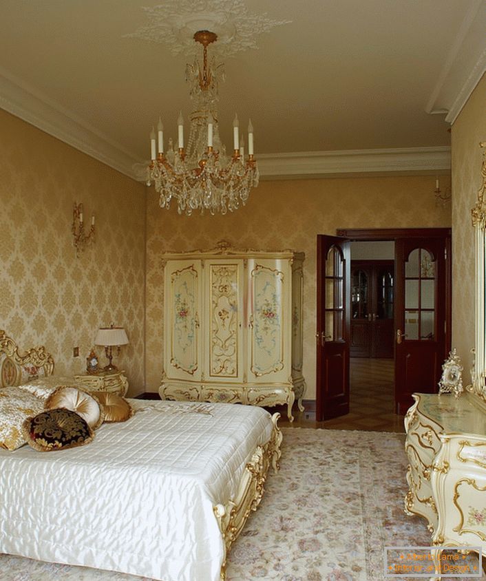 Люстра для спальни в барокко стиле .