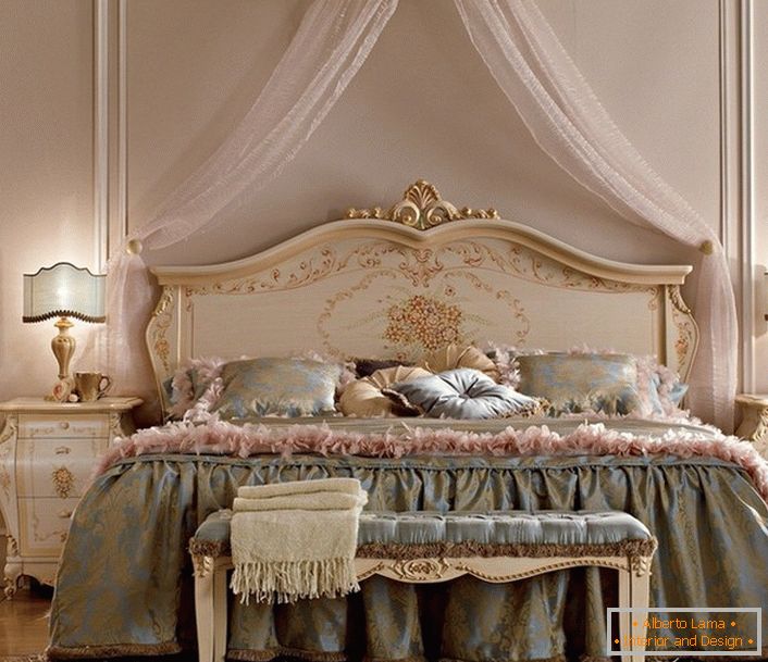 Легкий балдахін над ліжком робить атмосферу в кімнаті затишній і романтичній.