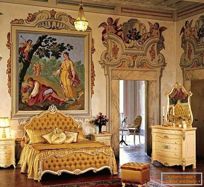 По-справжньому королівська спальня в заміському будинку.