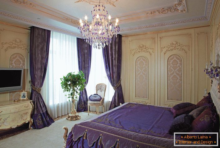 Для оформлення спальної кімнати в бароко стилі дизайнер використав темно-фіолетові акценти.