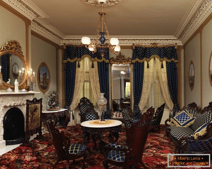 Оббивка меблів і штори виконані з однієї тканини в темно-синю клітку. У кращих традиціях стилю бароко для оформлення інтер'єру використовуються золоті елементи декору.