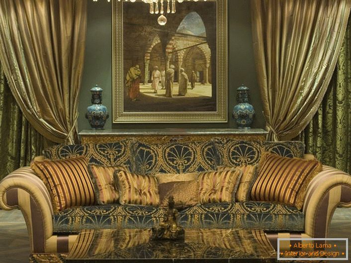 Стильний масивний диван з м'якою оббивкою прикрашений подушками різних розмірів відповідно до стилю бароко.
