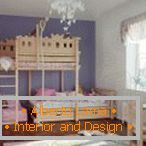 Дитяча кімната з дерев'яною двоповерховим ліжком