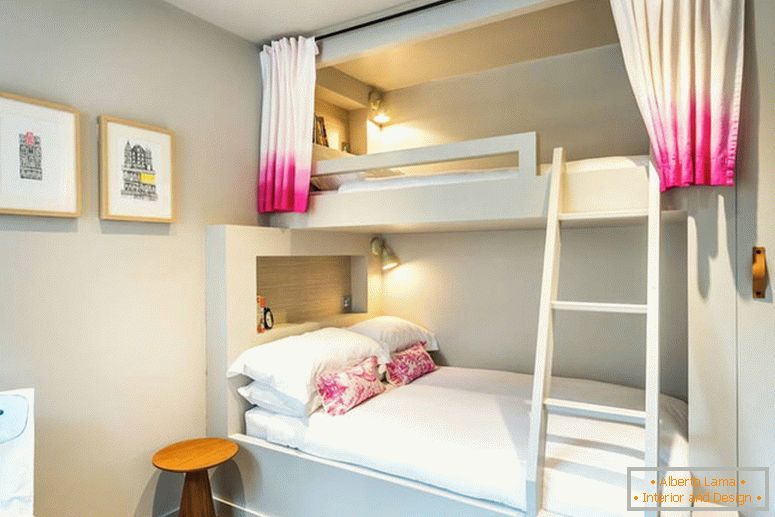 Двох'ярусне ліжко в біло-рожевої спальні