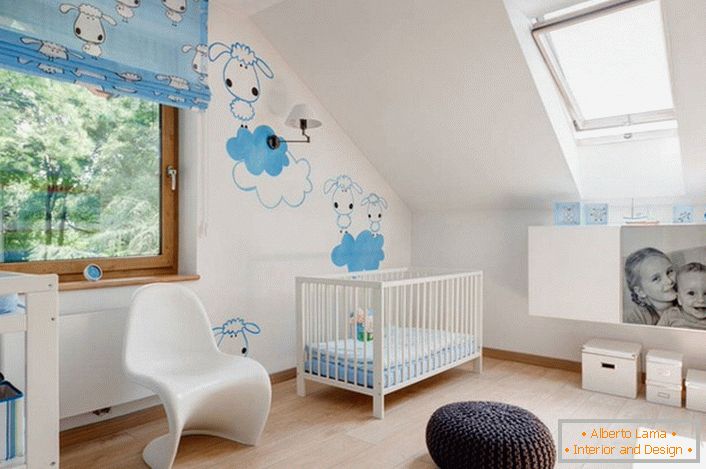 Дизайн інтер'єру дитячої кімнати в скандинавському стилі цікавий креативним оформленням стін. Малюнки-наклейки - підходящий варіант для декору дитячої.