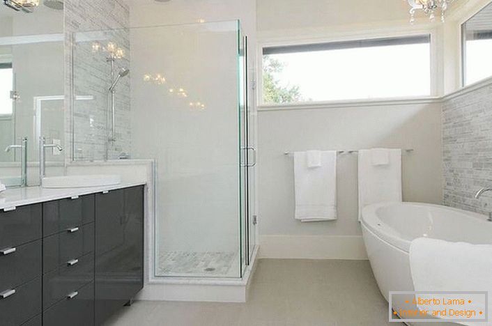 Простора ванна в стилі модерн з правильним освітленням оформлена знаменитим дизайнером Франції. 