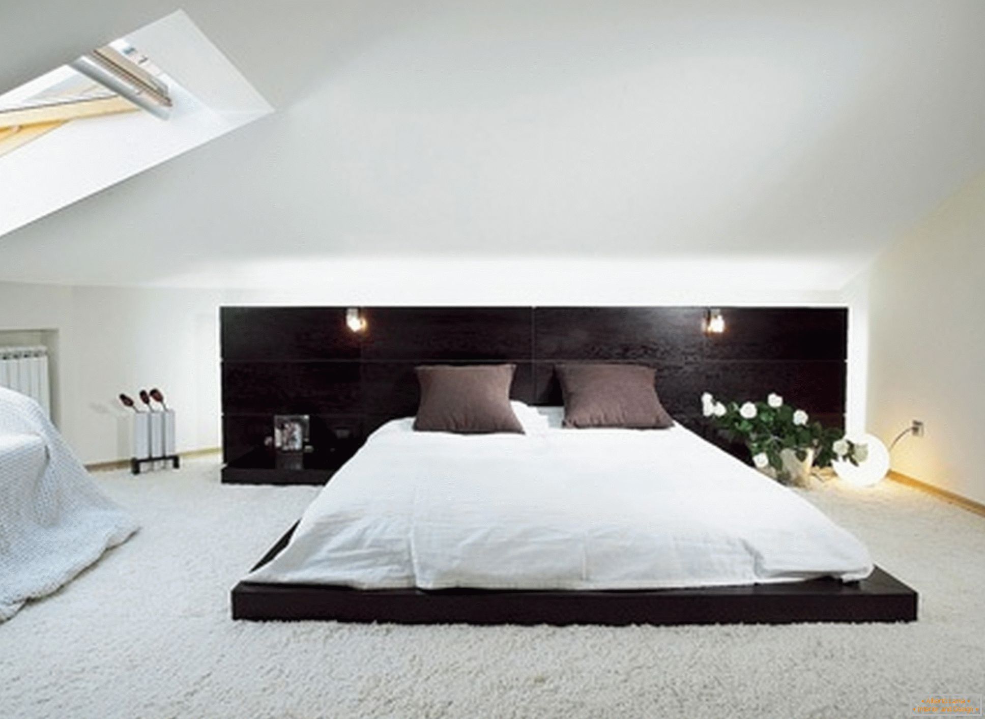 Шикарна спальня в стилі мінімалізм - приклад вдалого оформлення невеликого приміщення на мансардному поверсі.