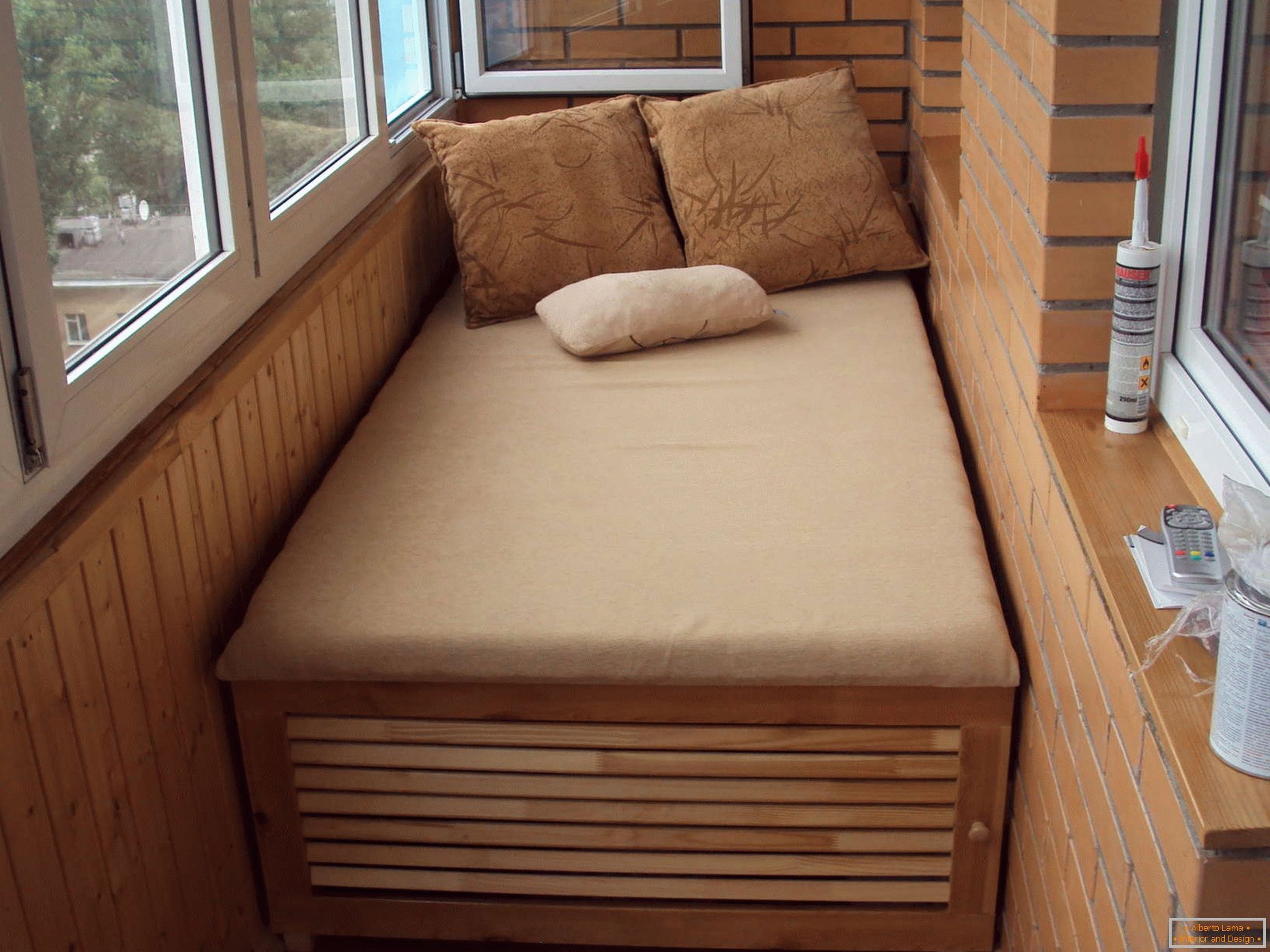 Шафа-ліжко на балконі