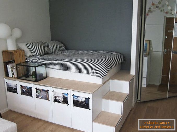Спальне місце на подіумі для збільшення простору в спальні