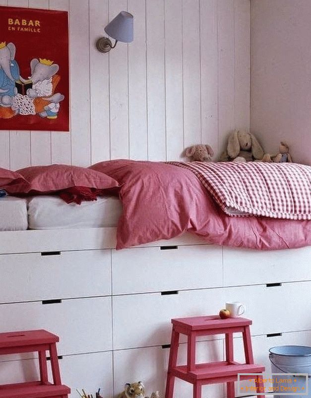 Ліжко на подіумі для збільшення простору в спальні