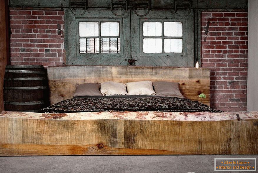 Ліжко з необробленого дерева