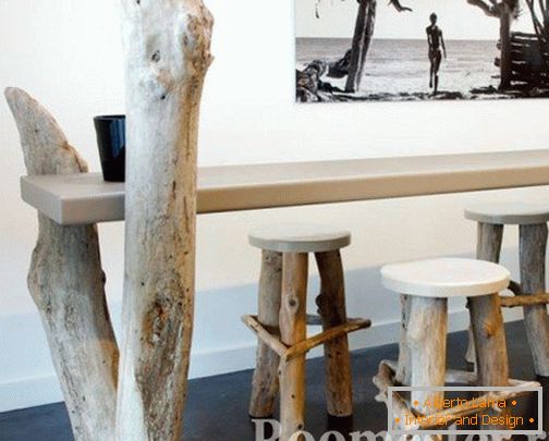 Табуретки і стіл з ніжками зі стовбурів дерева