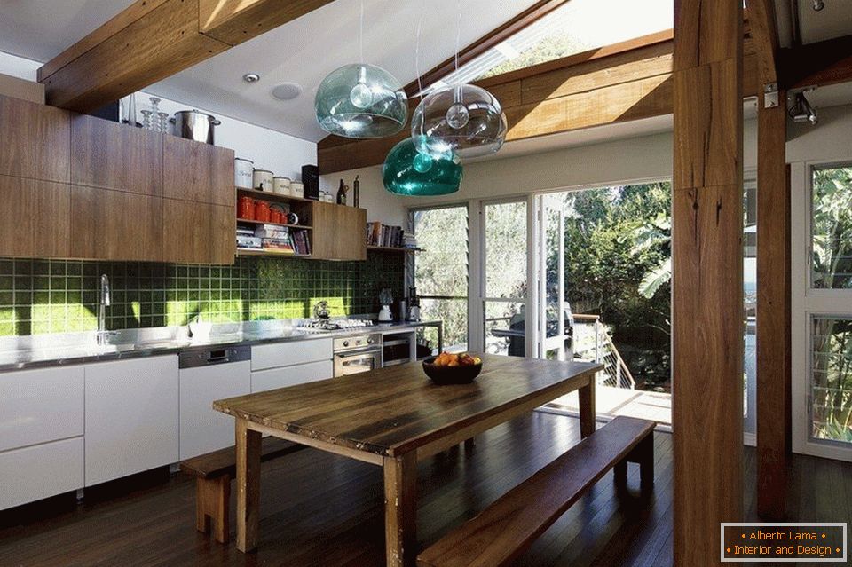 Дерев'яні балки та меблі в кухні в еко стилі