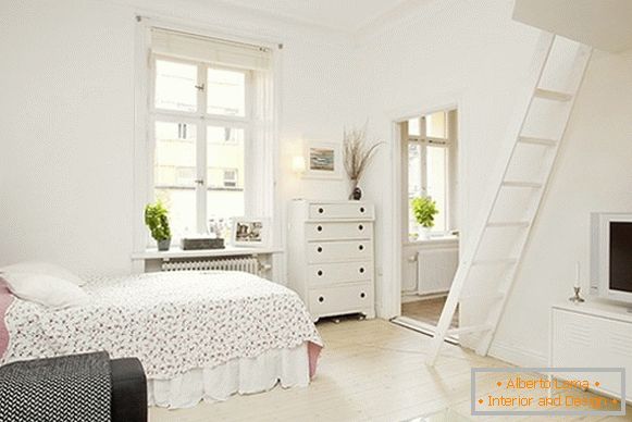 Інтер'єр комфортної спальні квартири в Швеції