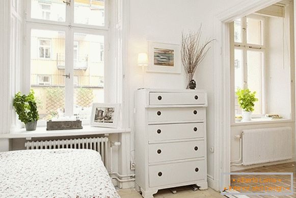 Інтер'єр комфортної спальні квартири в Швеції