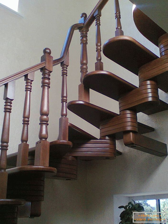 Витончена модульна сходи для інтер'єру будинку в класичному стилі.