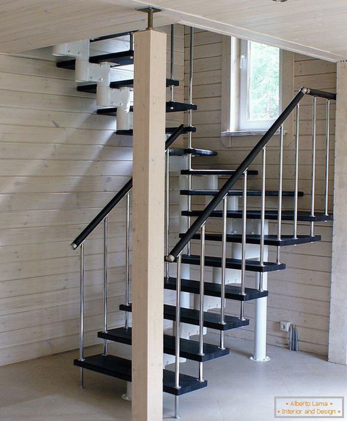 Оптимальний варіант елегантною модульних сходів для будинку побудованого зі світлого дерева.