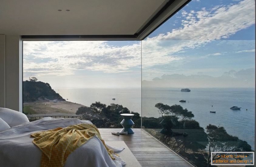 Панорамні вікна в спальні