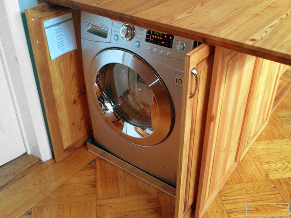Вбудована пральна машина в кухонному острові