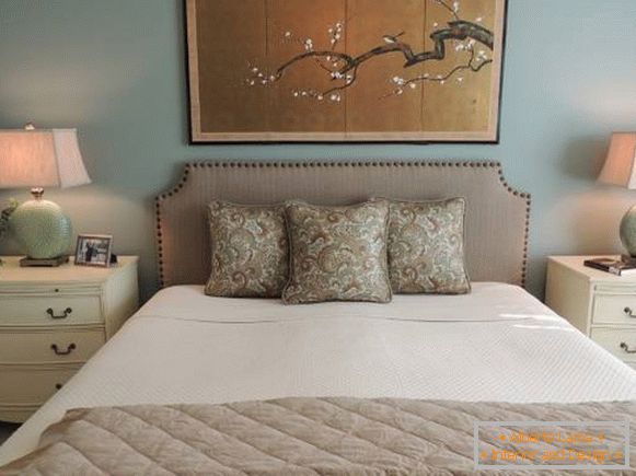 Красива спальня з японською картиною в інтер'єрі