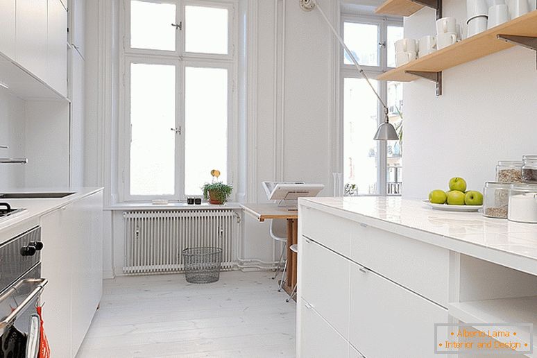 Кухня розкішних невеликих апартаментів в Швеції