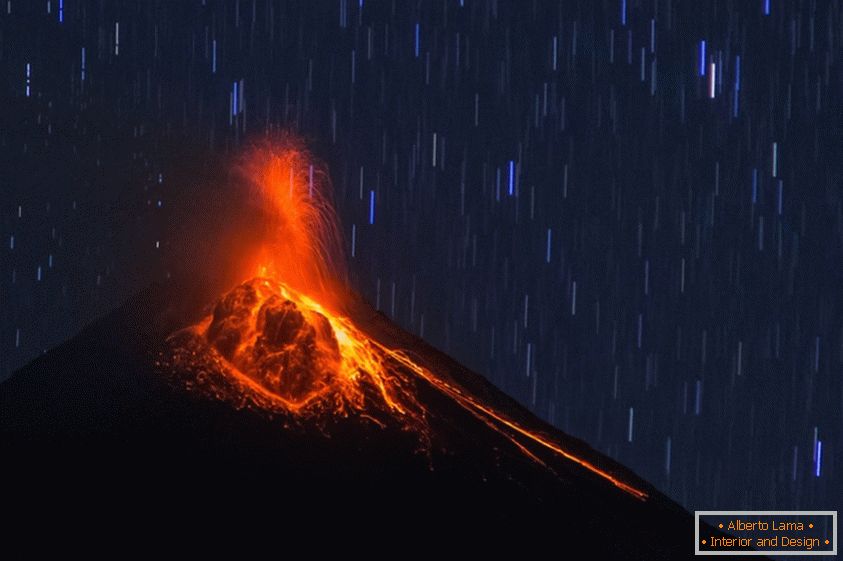 Виверження вулкана на фоне звёздного неба